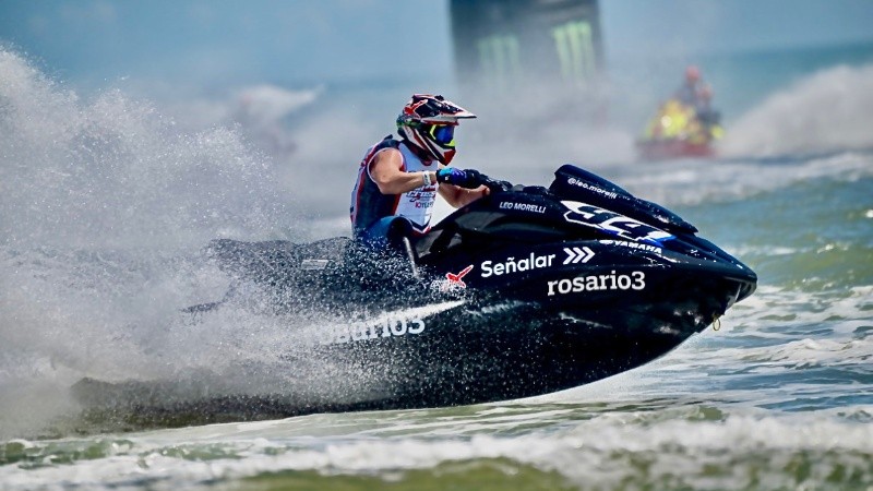 Leo Morelli en plena acción con su moto ploteada con el logo de Rosario3