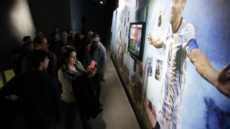  La exhibición sumergirá a las y los visitantes en el mundo de emociones y logros que han definido la carrera de Lionel Messi, dejando una marca imborrable en la historia del deporte.
