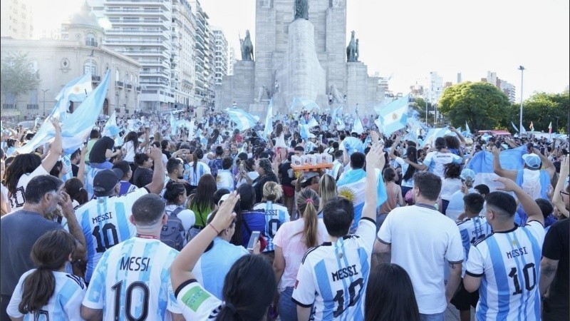  El Monumento a la Bandera, uno de los lugares donde los argentinos se juntar a cantar el mejor himno del mundo.