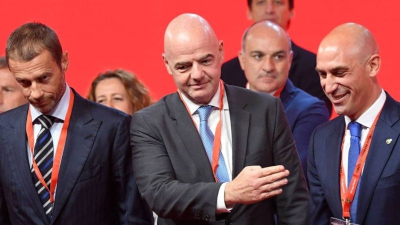 De izquierda a derecha Infantino y Rubiales durante una asamblea en 2018.