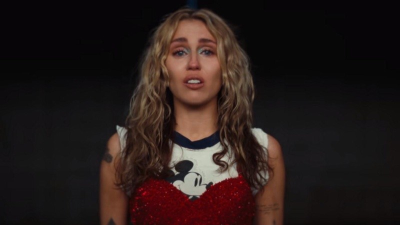 En el video, Miley aparece cantándole a la cámara, con lágrimas en los ojos y una remera de Mickey Mouse.