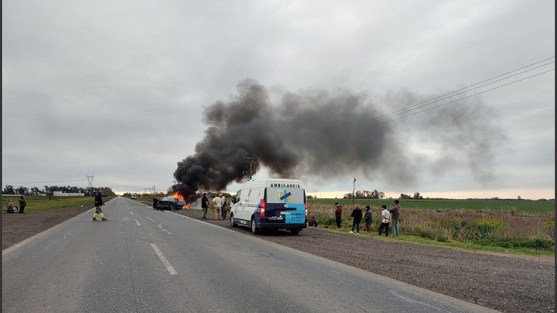 Uno de los vehículos se prendió fuego poco después de haber sido extraídos sus ocupantes.