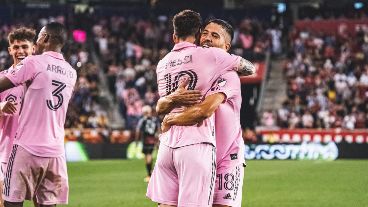 Messi festeja su gol con su amigo Jordi Alba