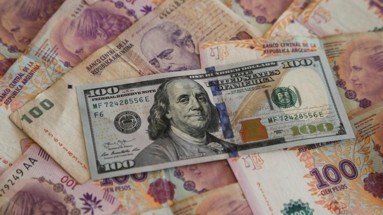 Dólar: quiénes pueden solicitar la devolución de las percepciones 2023 a la Afip