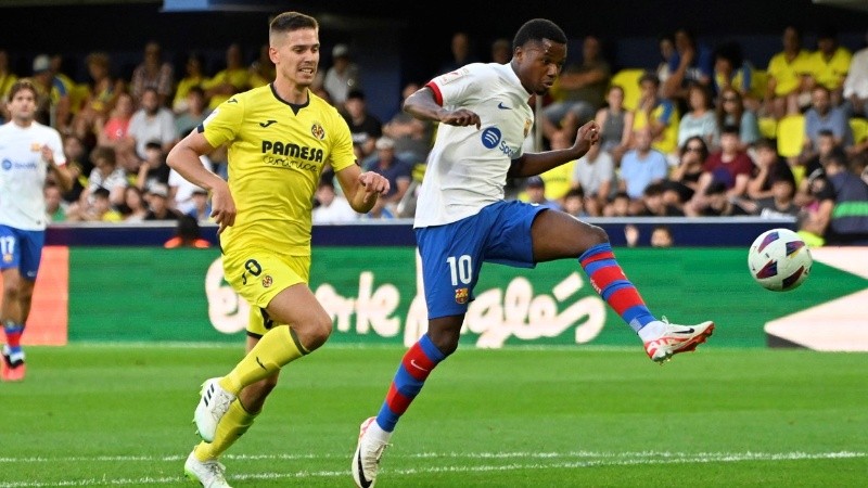 Ansu Fati toca ante la marca de Foyth.