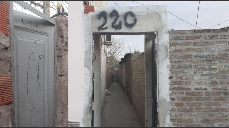 El pasillo y la puerta de la vivienda en Ameghino y Ayacucho.