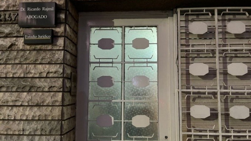 El ingreso del estudio jurídico en el que se cometió el escruche en julio pasado.