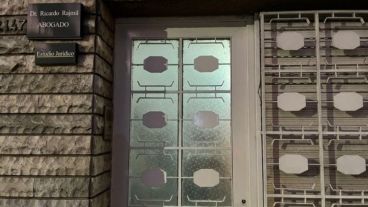 El ingreso del estudio jurídico en el que se cometió el escruche en julio pasado.