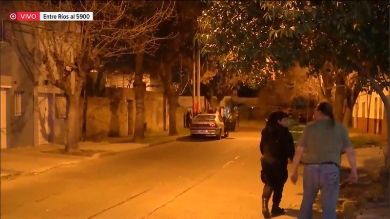 El Renault 19 gris en el que se encontraba el hombre acribillado a balazos.