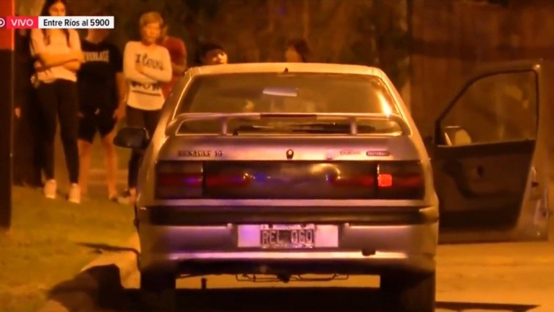 El Renault 19 gris en el que se encontraba el hombre acribillado a balazos.