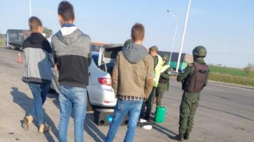 Los tres ocupantes del vehículo al momento del procedimiento.