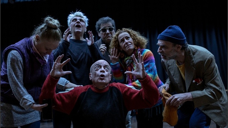 La obra rosarina de humor negro estrena el viernes en el teatro municipal.