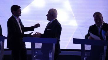 El saludo final entre los candidatos.