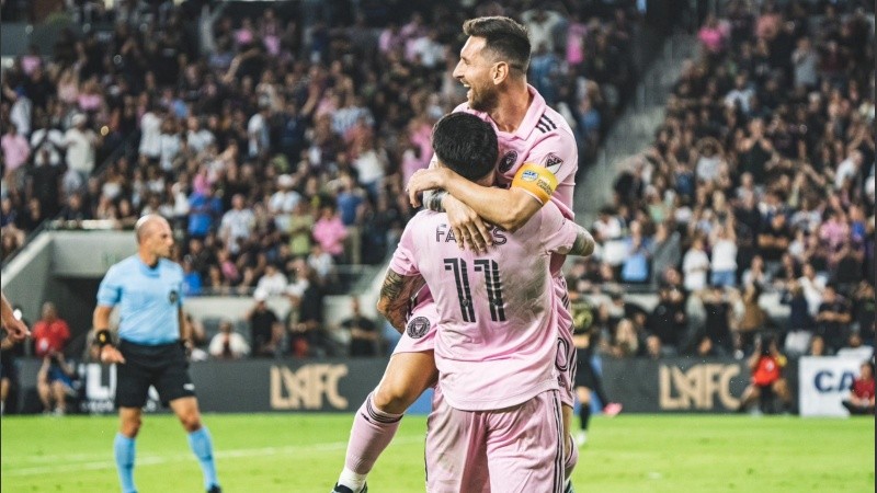 Festejo bien argentino en la MLS: Farías, autor del primer tanto, se abraza con Messi