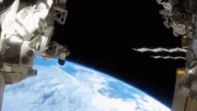 El halo azul se refleja en la Tierra en todas direcciones.