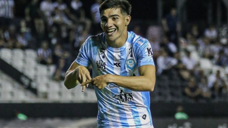 Acosta es un volante mixto de 22 años.