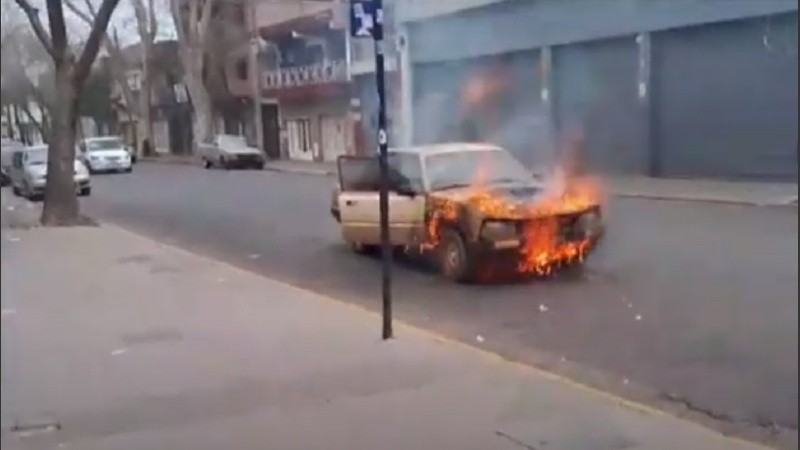 El momento en que comenzó a incendiarse el vehículo, que en unos minutos quedó casi pulverizado.