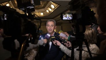 Javkin en el acto de Teatro Astengo.