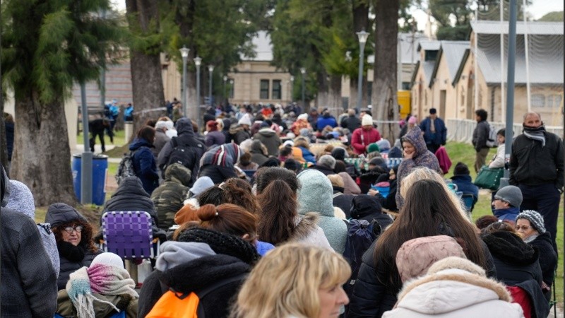 Los fieles esperan desde temprano la apertura de las puertas del predio.