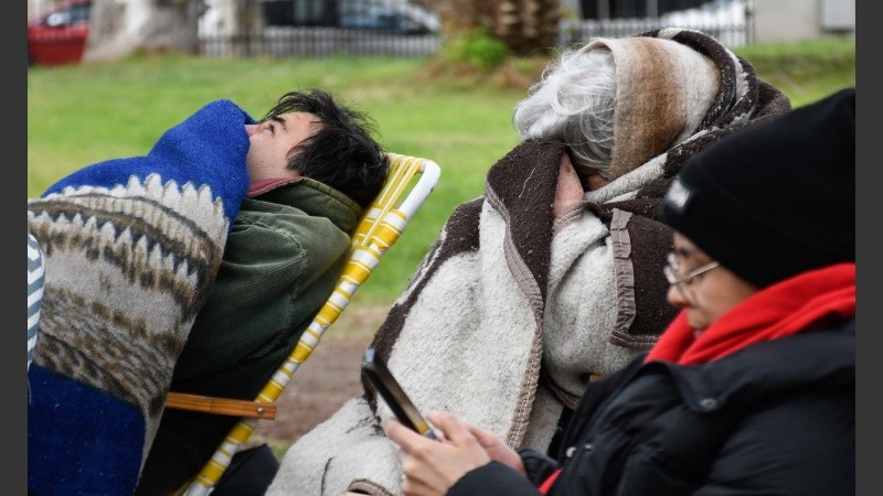 Los fieles esperan desde temprano la apertura de las puertas del predio.