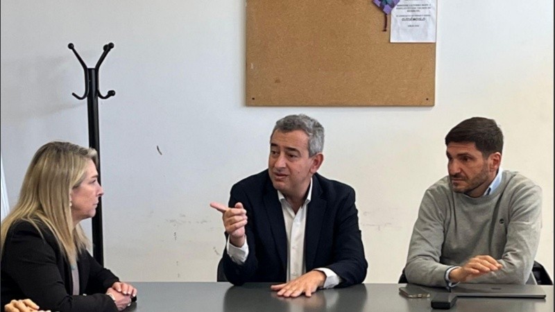 Schmuck junto a Javkin y Pullaro en una mesa de trabajo