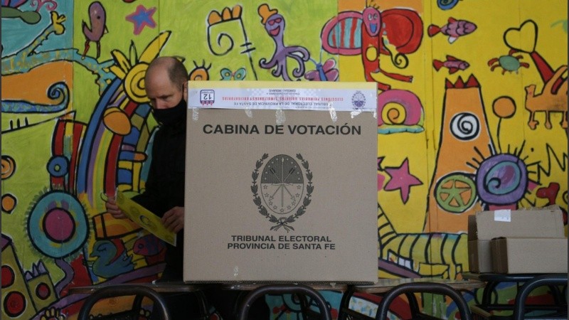 El uso del teléfono celular está prohibido dentro de las cabinas de votación.