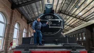 Asenjo es el mecánico a cargo de cada reparación de la máquina que pronto será atracción del museo.