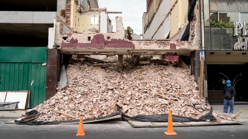 Los escombros derramados sobre la vereda de calle San Juan al 1000