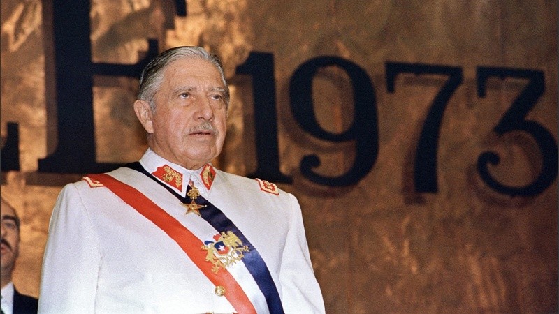 Al cumplirse los cincuenta años de la dictadura chilena, el Gobierno argentino quitó ambas ordenes a Pinochet.