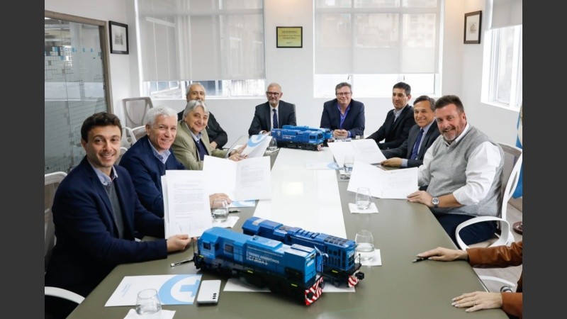 Empresarios y funcionarios que firmaron el acuerdo