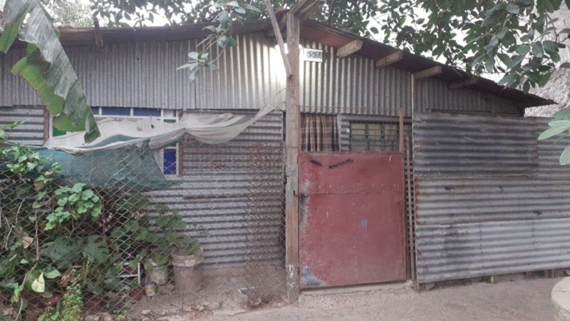 El frente de la propiedad baleada donde se encontraron 20 vainas.