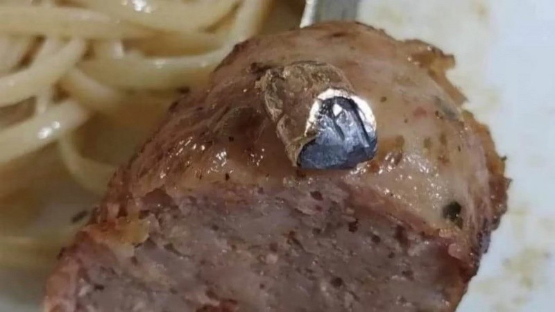 La familia decidió tirar todos los chorizos tras encontrar la bala.