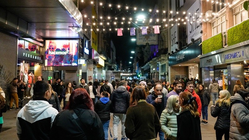 Las luces modificaron la escenografía habitual desde temprano.