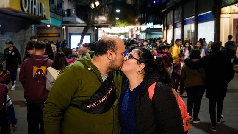 La Noche de las Peatonales también dejó espacio para el amor.
