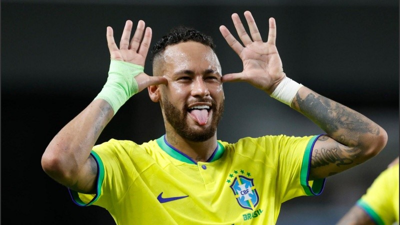 Neymar convirtió un doblete y superó a Pelé como máximo goleador histórico de Brasil.