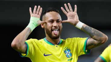 Neymar convirtió un doblete y superó a Pelé como máximo goleador histórico de Brasil.