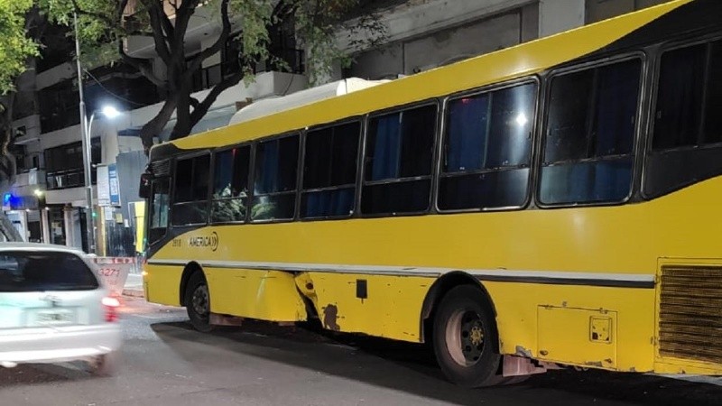 Una foto del colectivo con una parte de su costado izquierdo destruido luego del impacto.