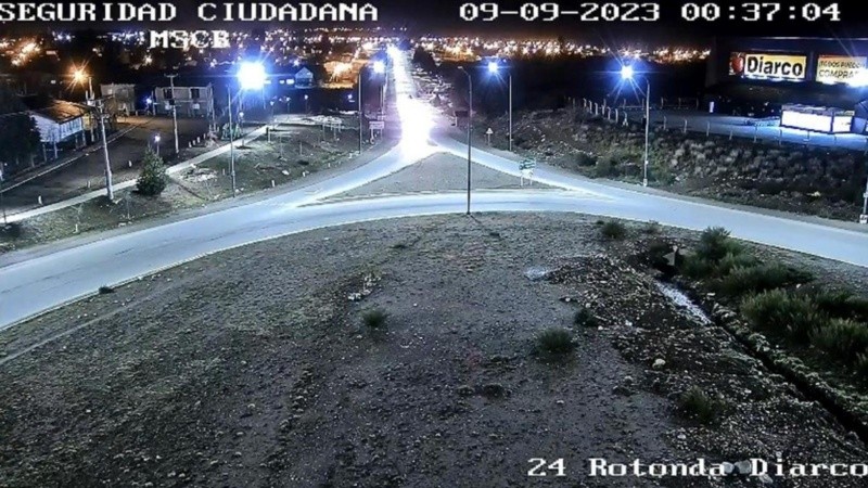 Las cámaras de seguridad capturaron los segundos que el cielo de Bariloche estuvo iluminado.