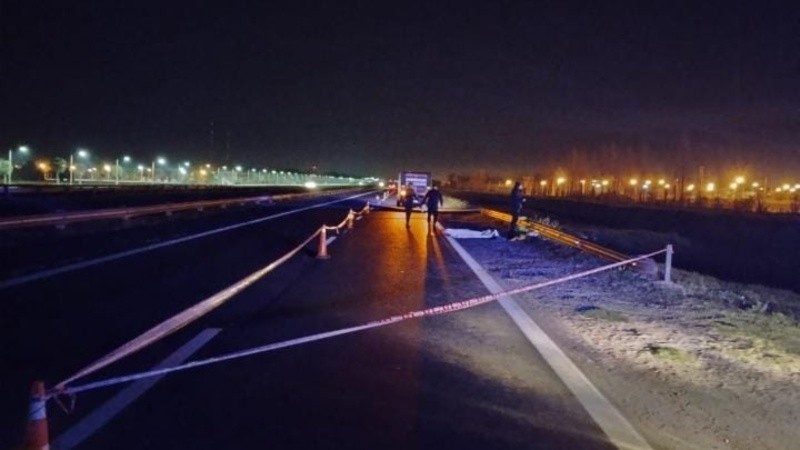 El cuerpo estaba tendido en el kilómetro 317 de la traza en la mano que va hacia la ciudad de Córdoba.