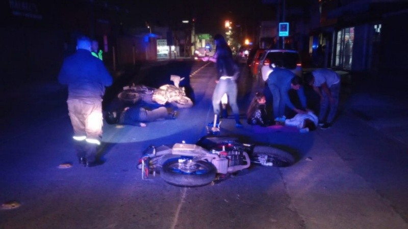 El siniestro vial ocurrió de madrugada en una calle de poca luz.