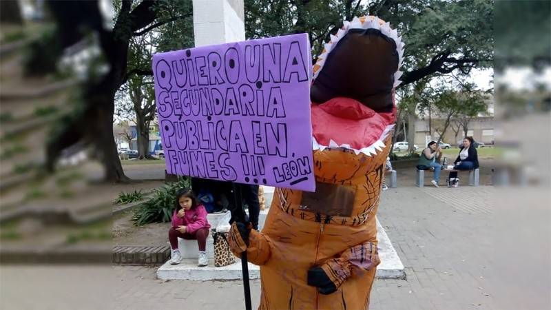Planean marchar en caravana con vehículos adornados, carteles, globos y banderas,