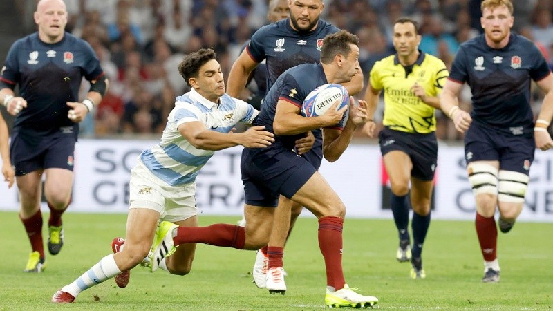 Argentina no pudo ante el equipo de La Rosa, que jugó casi todo el partido con uno menos.