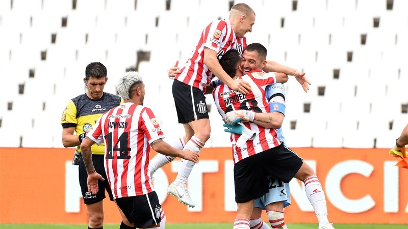 Andújar festeja con sus compañeros luego de imponerse en los penales.