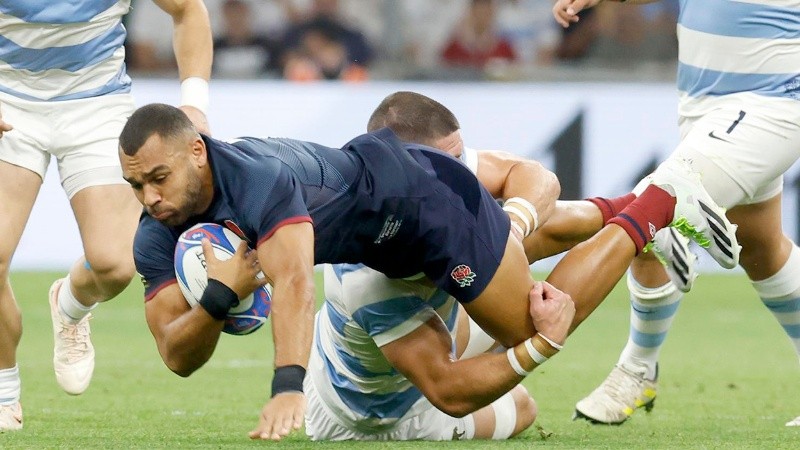 Argentina no pudo ante el equipo de La Rosa, que jugó casi todo el partido con uno menos.