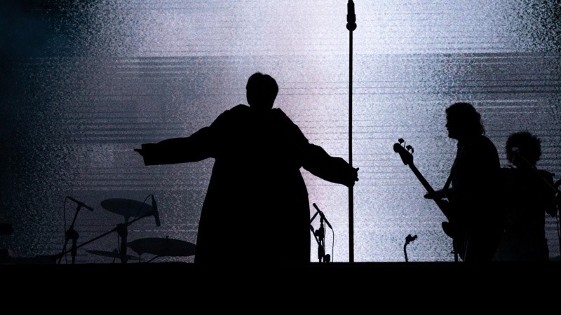 Babasónicos desplegó poderío sonoro junto al río en Rosario.