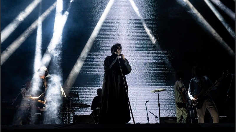 Babasónicos desplegó poderío sonoro junto al río en Rosario.