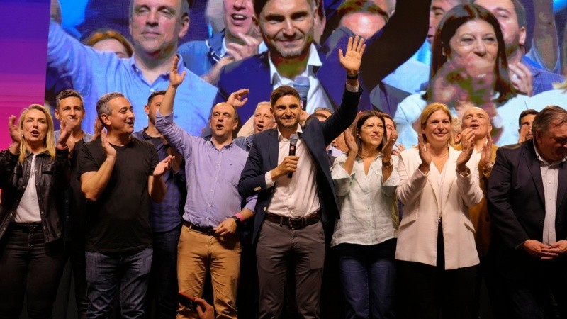 La foto de los ganadores este domingo: Pullaro, Javkin, García, Seisas en el escenario