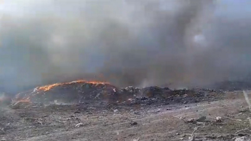 Un basural comunal incendiado a causa del viento y la sequía que afecta la región.