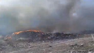 Un basural comunal incendiado a causa del viento y la sequía que afecta la región.