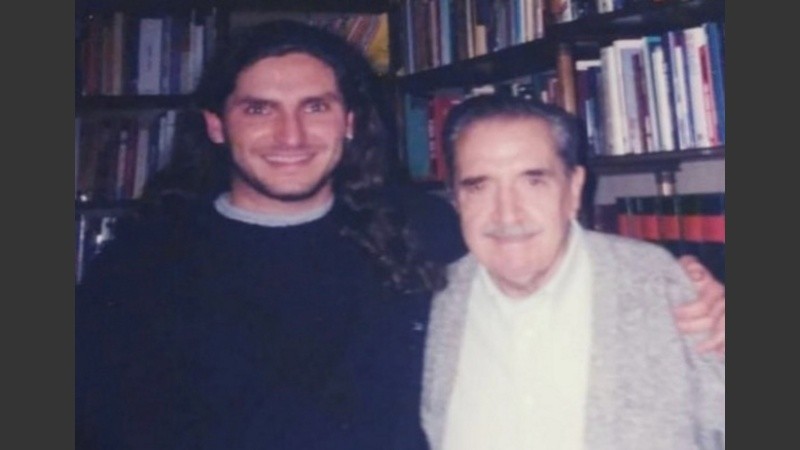 Una vieja foto de Maximiliano Pullaro con Raúl Alfonsín.